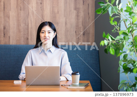 カフェで仕事をする女性 カフェで仕事をする女性 137896973