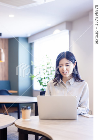 パソコンを使って仕事をする女性 137896978