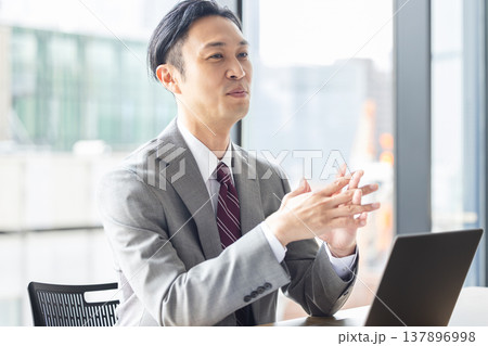 ビジネスマン 137896998
