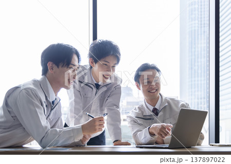 打ち合わせをするビジネスマン 打ち合わせをするビジネスマン 137897022