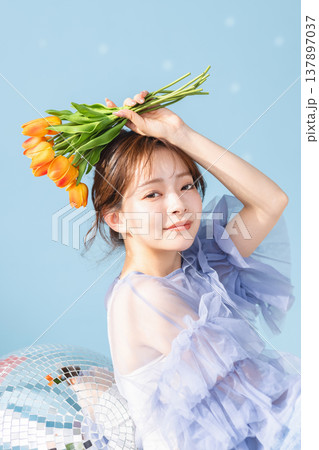 若い女性のビューティーイメージ 137897037