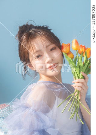 若い女性のビューティーイメージ 137897038