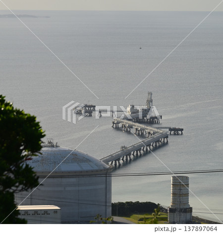 LNGタンカーが接岸する桟橋 137897064