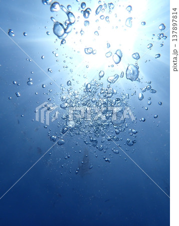 青の中の空気 青の中の空気 137897814