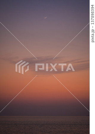 海と夕焼け 137898394