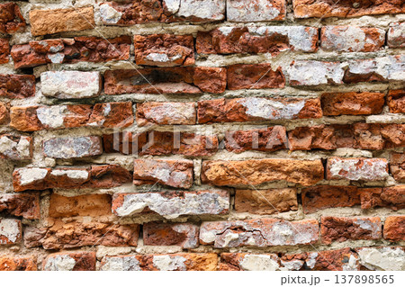 でこぼこの赤レンガの古い壁 137898565