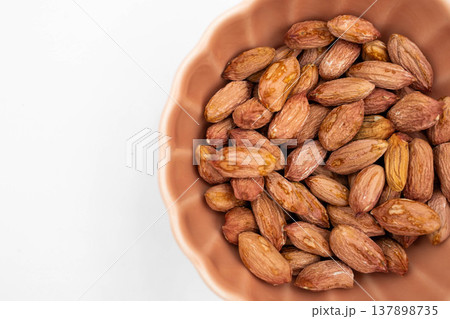 見た目は悪いが味は同じ しわしわで小粒な規格外ピーナッツの山 見た目は悪いが味は同じ しわしわで小粒な規格外ピーナッツの山 137898735