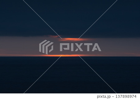 夕暮の海の夕陽を反射する雲 夕暮の海の夕陽を反射する雲 137898974