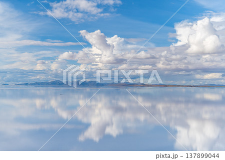 Peaceful reflection of sky and cloud on salar de uyuni in bolivia 137899044