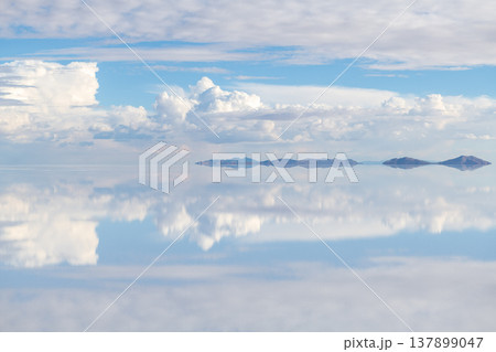 Serene uyuni salt flat in bolivia with sky cloud and water reflection 137899047