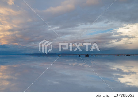 Awe inspiring sky reflection at Salar de Uyuni in Bolivia 137899053