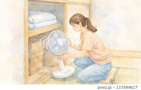 押し入れから扇風機を取り出す女性の初夏の準備シーン 137899627