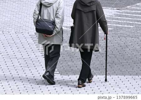 日本の横浜都市景観足並みシンクロ…高齢化社会　2人仲良く…杖の高齢女性…＝横浜市内 137899665