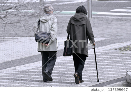 日本の横浜都市景観足並みシンクロ…高齢化社会 2人仲良く…杖の高齢女性…=横浜市内 日本の横浜都市景観足並みシンクロ…高齢化社会 2人仲良く…杖の高齢女性…=横浜市内 137899667