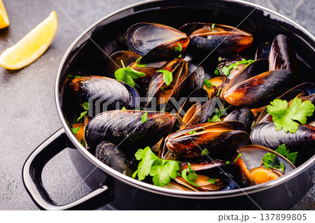 Delicious seafood mussels with sauce and parsley. 137899805