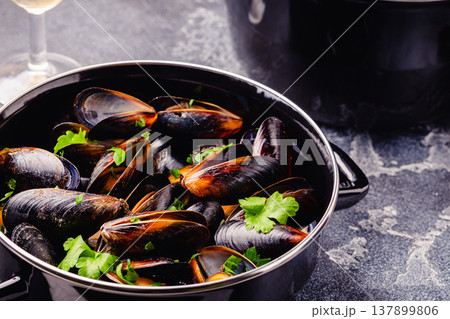 Delicious seafood mussels with sauce and parsley. 137899806