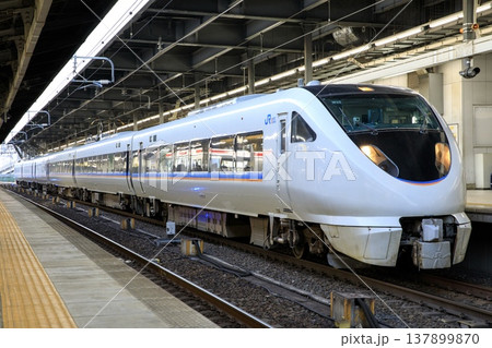 名古屋駅に停車中の683系特急しらさぎ 名古屋駅に停車中の683系特急しらさぎ 137899870
