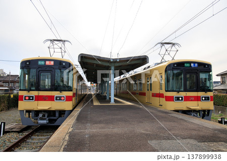 西鉄新宮駅で並ぶ7050形電車（西日本鉄道） 137899938