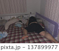 寝相が一緒の親子 137899977