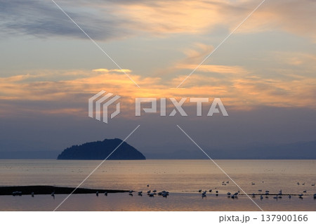 琵琶湖と竹生島の夕日の風景 琵琶湖と竹生島の夕日の風景 137900166