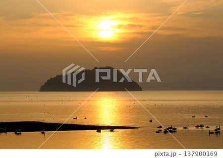 琵琶湖と竹生島の夕日の風景 琵琶湖と竹生島の夕日の風景 137900169