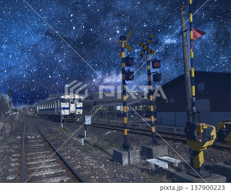 銀河鉄道のような夜に走る電車 137900223