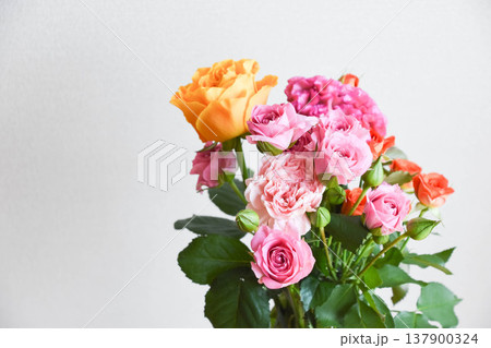 カラフルな花束 137900324