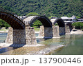 夏空に架かる五連の木造橋、錦帯橋 137900446