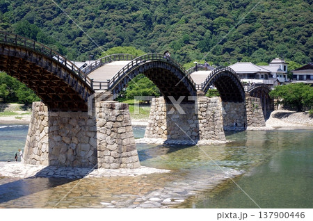 夏空に架かる五連の木造橋、錦帯橋 夏空に架かる五連の木造橋、錦帯橋 137900446