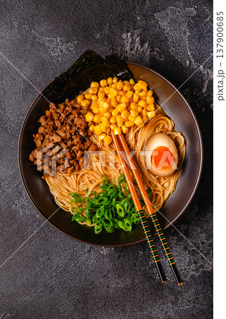 A bowl of ramen with noodles, meat and green onions. A bowl of ramen with noodles, meat and green onions. 137900685