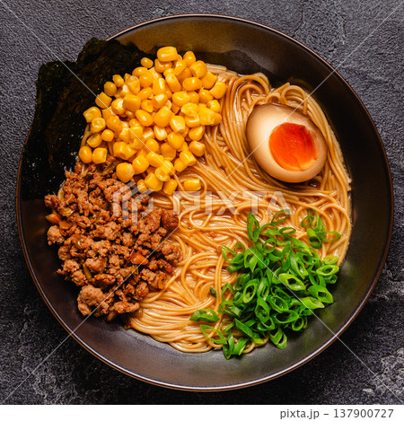 A bowl of ramen with noodles, meat and green onions. A bowl of ramen with noodles, meat and green onions. 137900727