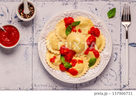 Ravioli with tomato sauce and basil 137900731