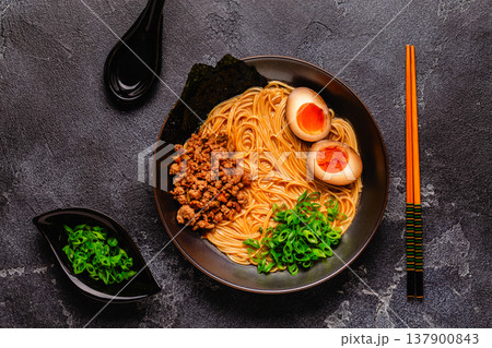 A bowl of ramen with noodles, meat and green onions. A bowl of ramen with noodles, meat and green onions. 137900843