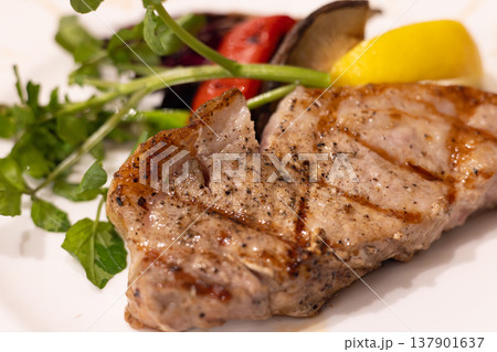 美味しい豚ロース肉の炭火焼き、焼き野菜添え 137901637