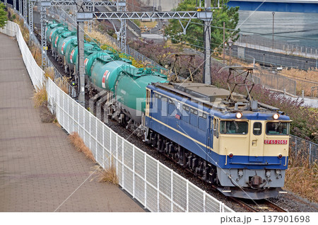 東海道本線　桜木町－東高島　JR貨物　EF65-2065（新鶴見） 137901698