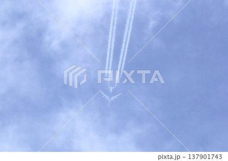 飛行機雲 飛行機雲 137901743