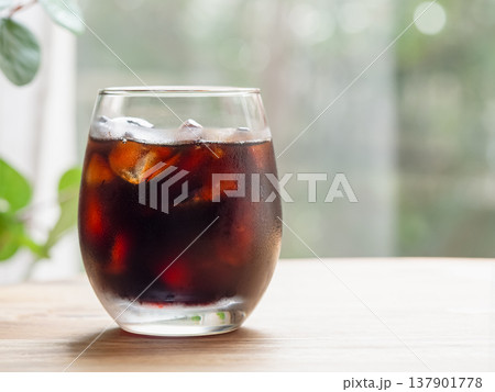 テーブルに置かれたアイスコーヒー 137901778