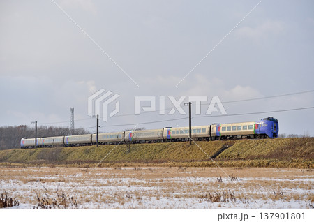 石勝線　南千歳－追分　JR北海道　キハ283系　スーパーおおぞら 137901801