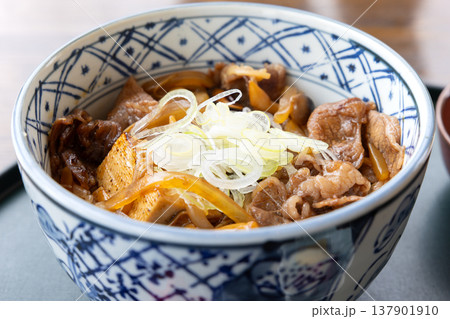 おいしい和牛すき焼き丼 おいしい和牛すき焼き丼 137901910