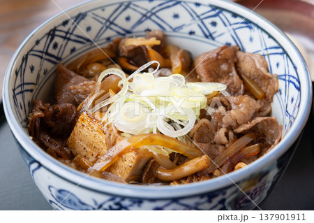 おいしい和牛すき焼き丼 おいしい和牛すき焼き丼 137901911