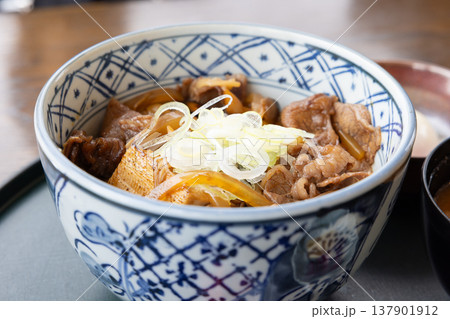おいしい和牛すき焼き丼 おいしい和牛すき焼き丼 137901912