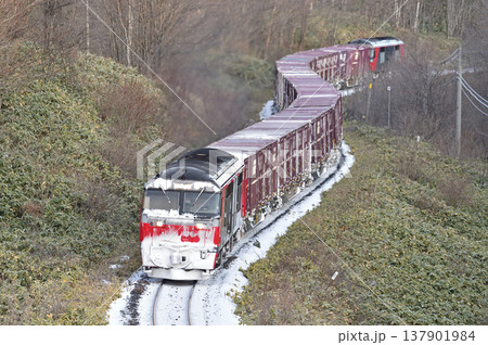 石北本線 生田原-金華(信) JR貨物 DF200-4+E26コキ+DF200-58(五稜郭) 石北本線 生田原-金華(信) JR貨物 DF200-4+E26コキ+DF200-58(五稜郭) 137901984