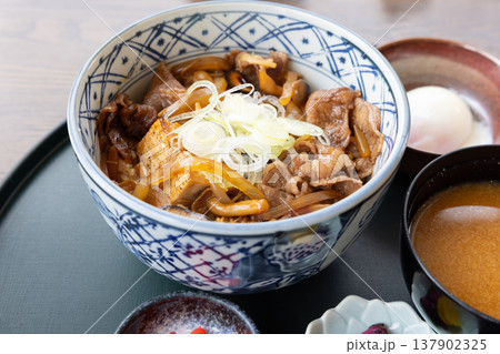 おいしい和牛すき焼き丼 137902325