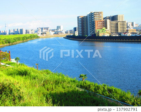 荒川から分岐した赤水門近くの隅田川の風景 137902791