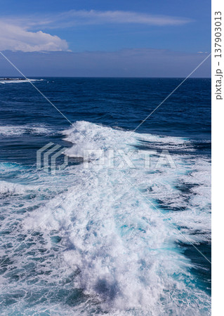 深い青の海で砕ける力強い波 深い青の海で砕ける力強い波 137903013