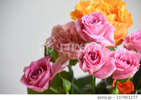 カラフルな花束 カラフルな花束 137903277