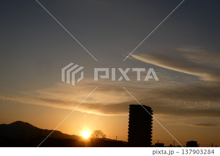 岩手県盛岡市北上川の北国の春の夕暮れ 137903284
