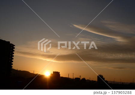 岩手県盛岡市北上川の北国の春の夕暮れ 岩手県盛岡市北上川の北国の春の夕暮れ 137903288