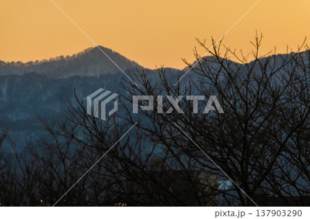 岩手県盛岡市北上川の北国の春の夕暮れ 岩手県盛岡市北上川の北国の春の夕暮れ 137903290