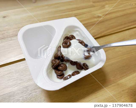 チョコリング入りヨーグルトを食べる 137904678